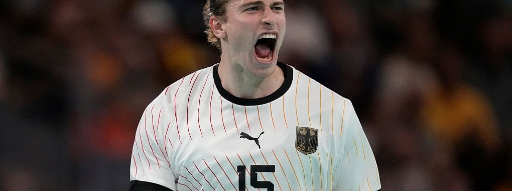 Juri Knorr und die Handballer wollen ins Halbfinale. - © Aaron Favila/AP/dpa