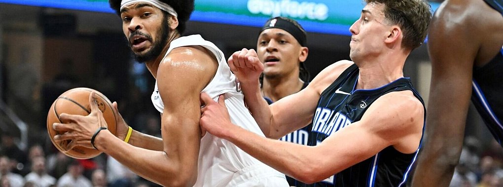 Orlandos Franz Wagner (r) verteidigt gegen Clevelands Jarrett Allen. - © Nick Cammett/AP/dpa