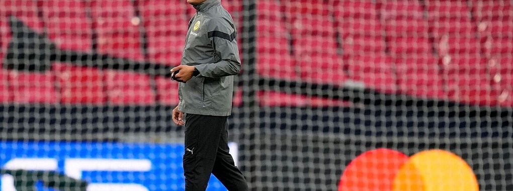 Dortmunds Cheftrainer Edin Terzic beim Abschlusstraining im Wembley-Stadion. - &copy; Kirsty Wigglesworth/AP/dpa
