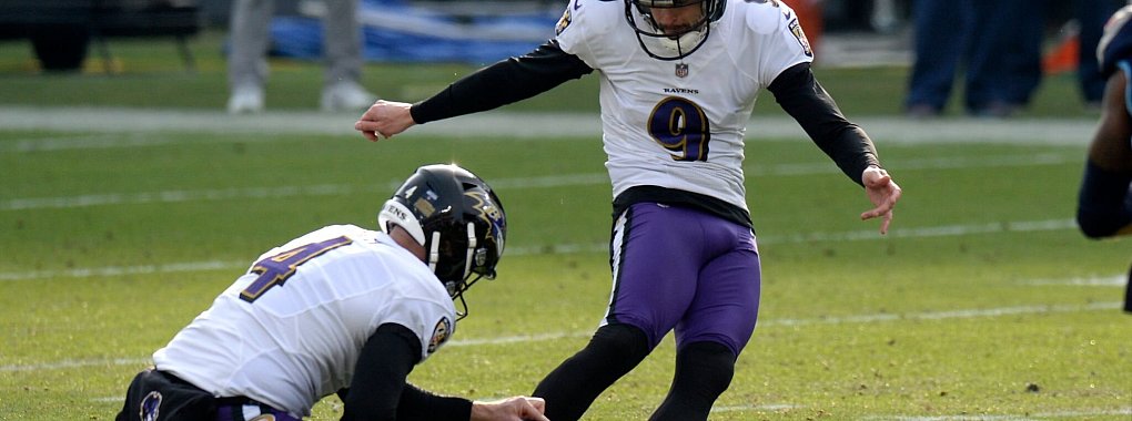 Justin Tucker (r) sieht sich schweren Anschuldigungen ausgesetzt. - © Mark Zaleski/ AP/dpa