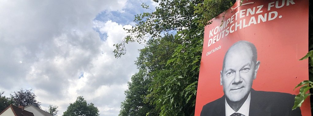 Olaf Scholz wirbt um Berlebecker Stimmen. Die dortigen Genossen sind fix, die dunklen Wolken Zufall. - © Martin Hostert