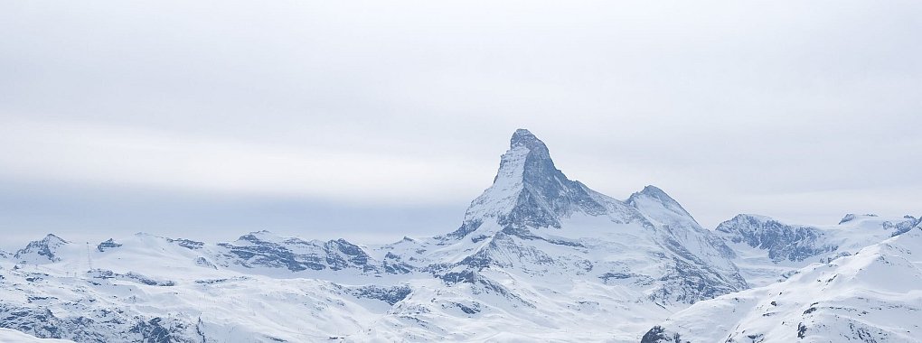Stillstand am Matterhorn: Der Skibetrieb ist nach starkem Schneefall im gesamten Gebiet eingestellt. - © Bernd Weißbrod/dpa/dpa-tmn