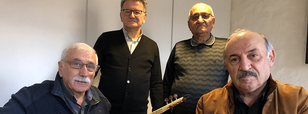 Ihre Kultur und Musik - hier symbolisiert durch das Zupfinstrument Saz - haben (von links) Hamza Turan, Ismail Aytekin, Tacim Dogru und Mazhar Yildirim aus der T&uuml;rkei mitgebracht. Ihre Heimat ist aber inzwischen ebenso Deutschland, sind die Vertreter der sogenannten ersten Generation &uuml;berzeugt. - &copy; Till Brand