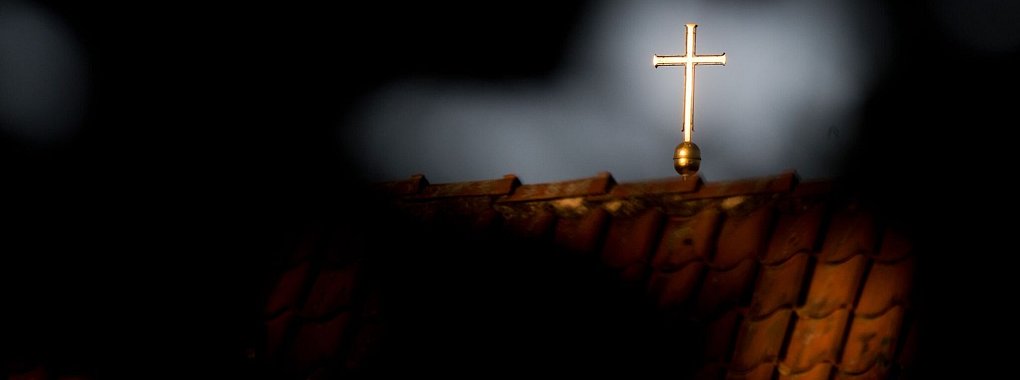 Haben Sie und Ihr Partner unterschiedliche Religionszugehörigkeiten? Dann müssen Sie unter Umständen das sogenannte Kirchgeld zahlen. - © Julian Stratenschulte/dpa/dpa-tmn