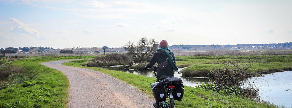 Auf Schotter in die Geschichte: eine Fahrradfahrerin auf der Vélodysée. - © Deike Uhtenwoldt/dpa-tmn