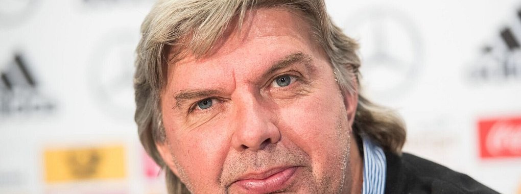 DFB-Vizepr&auml;sident Ronny Zimmermann sitzt bei einer Pressekonferenz auf dem Podium. - &copy; Andreas Arnold/dpa