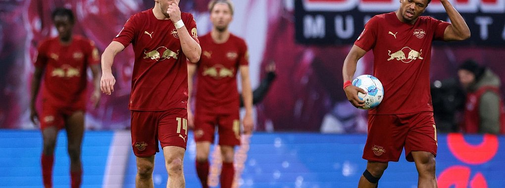 0:3 im eigenen Stadion zur Halbzeit. RB Leipzig ist komplett von der Rolle. - © Jan Woitas/dpa