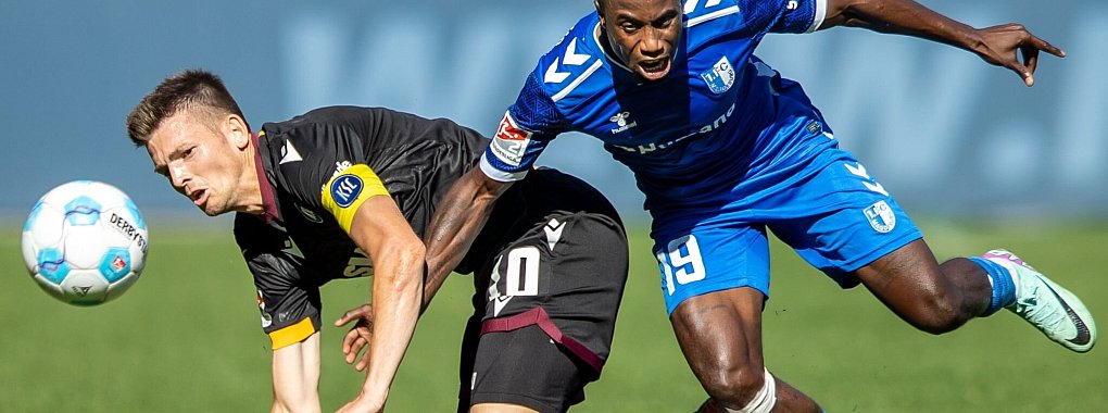 Karlsruhes Torschütze Marvin Wanitzek (l) kämpft um den Ball. - © Andreas Gora/dpa