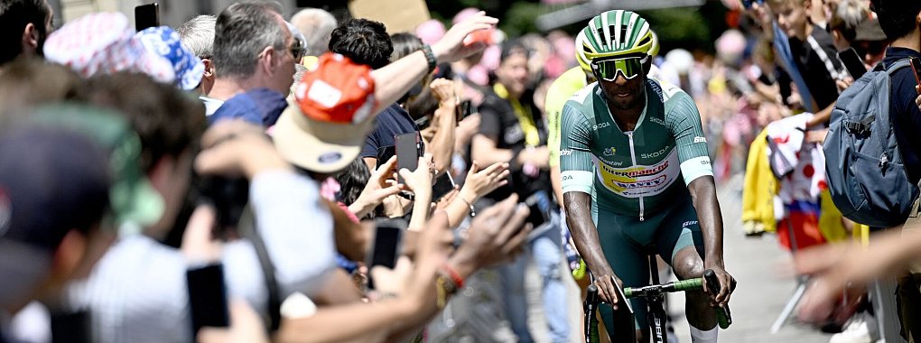 Nach seinem Sturz kann Biniam Girmay die 111. Tour de France fortsetzen. - &copy; Jasper Jacobs/Belga/dpa