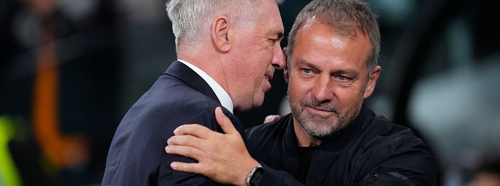 Carlo Ancelotti (l.) hatte mit Hansi Flick kein Problem, wohl aber mit dessen Assistenten Marcus Sorg. - © Manu Fernandez/AP