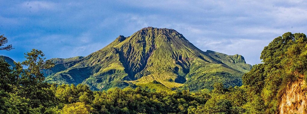 Er allein ist ein Grund für viele Touristen, auf die Insel zu kommen: der Mont Pelée. - © CMR/TiFox/dpa-tmn