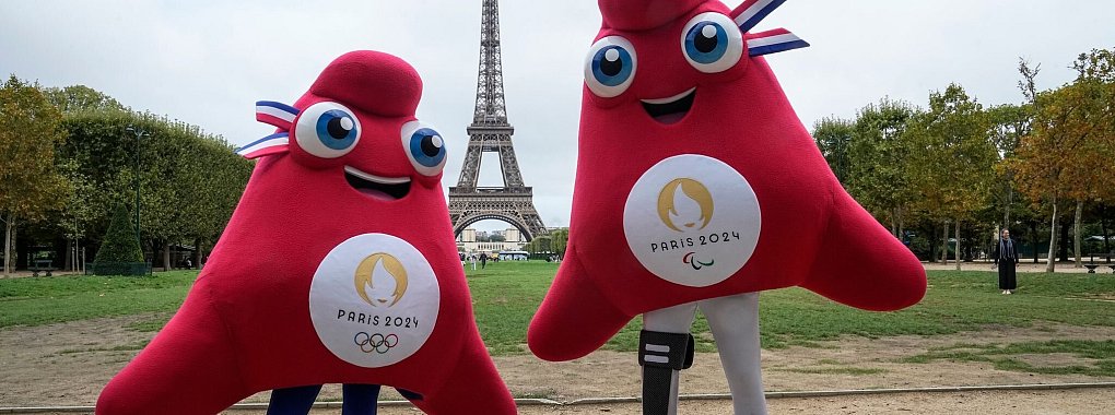 Die Maskottchen der Olympischen (l) und Paralympischen Spiele Paris 2024. - © Michel Euler/AP/dpa