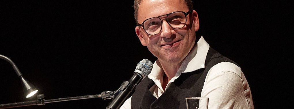 Rocko Schamonis Alter Ego trifft in dem Vierteiler Klaas Heufer-Umlauf, Joy Denalane, Linda Zervakis und Charly H&uuml;bner. - &copy; Georg Wendt/dpa