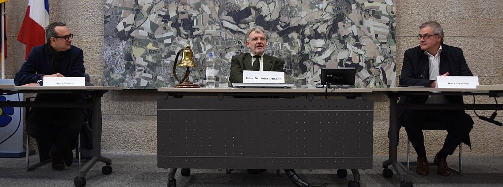 Markus Baier (Stadtplanung), Bürgermeister Dr. Reiner Austermann und Rainer Grabbe (Kreis Lippe, von links) informieren über das geplante Abstrichzentrum. - © Raphael Bartling