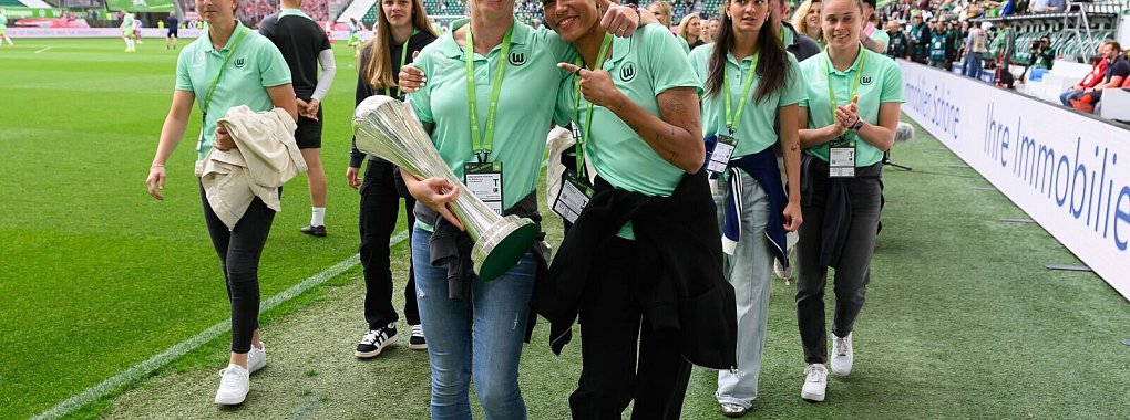 In der vergangenen Saison durften erneut Alexandra Popp und Rekordpokalsieger VfL Wolfsburg die silbernen Troph&auml;e pr&auml;sentieren. - &copy; Swen Pf&ouml;rtner/dpa
