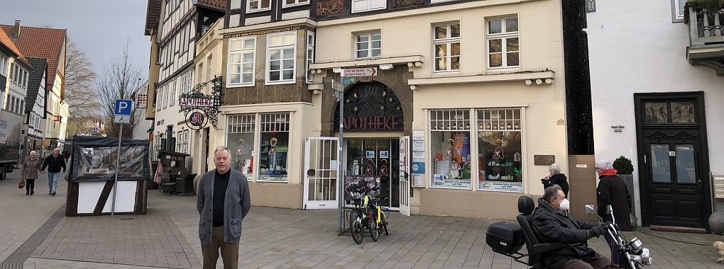 Karl Brandes vor der Apotheke - © Thomas Reineke(LZ)