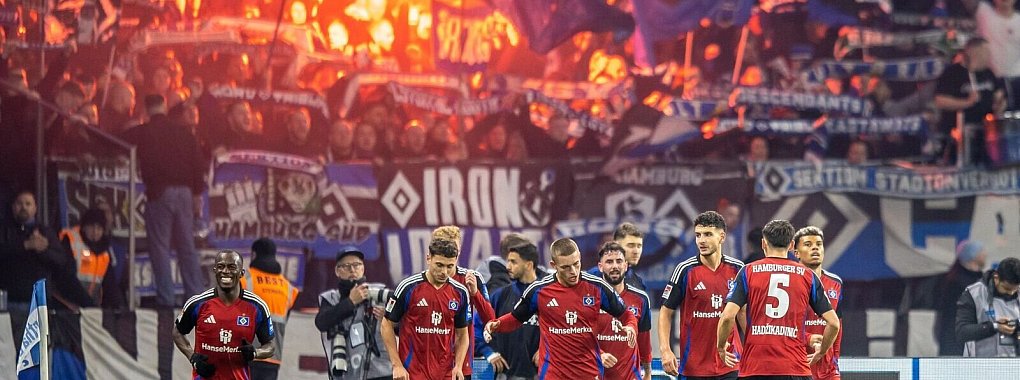 Die HSV-Profis feiern den Sieg in Berlin. - © Andreas Gora/dpa