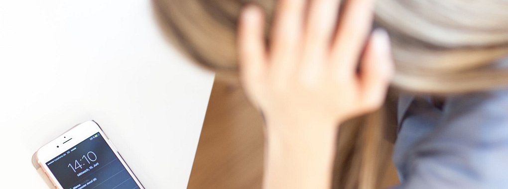 Telefonterror, Nachrichten im Sekundentakt? Stalking kann unterschiedliche Facetten haben. Und doch ist ihnen allen eines gemein: die Strafbarkeit. - © Christin Klose/dpa-tmn