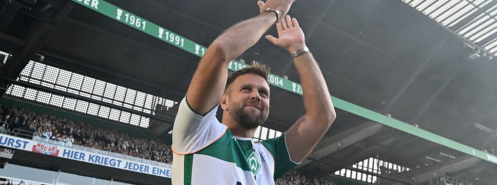 Von den Fans gefeiert: Niclas Füllkrug beim Abschiedsspiel von Diego in Bremen. - © Carmen Jaspersen/dpa