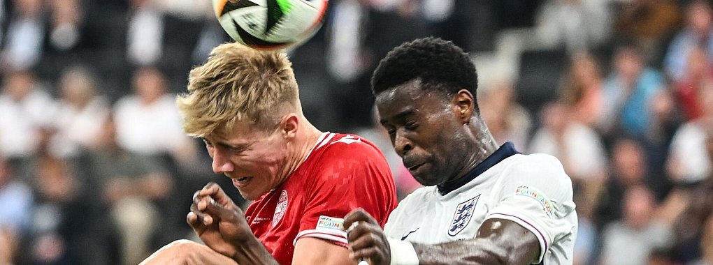 Dänemarks Rasmus Höjlund (l) und Englands Marc Guehi liefern sich ein Kopfballduell. - © Swen Pförtner/dpa