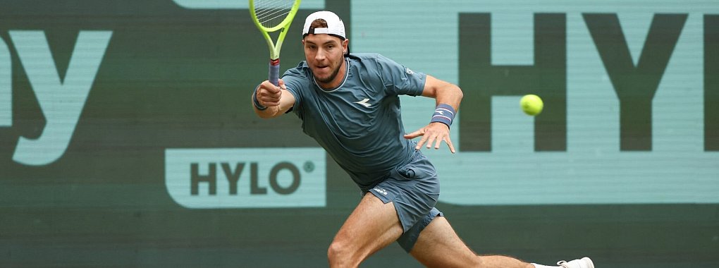 Jan-Lennard Struff trifft nun im Viertelfinale auf den Weltranglisten-Ersten Jannik Sinner. - &copy; Friso Gentsch/dpa