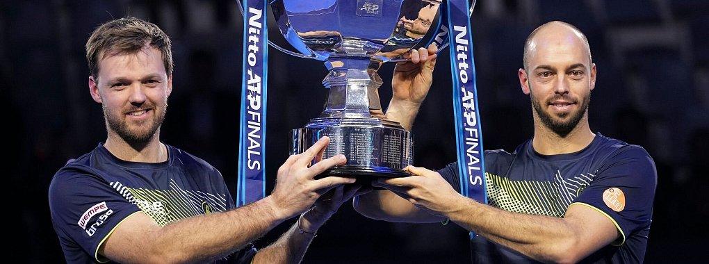 Das hat noch nie ein deutsches Doppel geschafft: Kevin Krawietz (l) und Tim Pütz (r) gewinnen das Saisonfinale. - © Antonio Calanni/AP/dpa