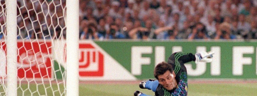 Vergeblich hechtet der argentinische Torh&uuml;ter Sergio Goycoechea 1990 in die richtige Ecke. - &copy; Frank Leonhardt/dpa