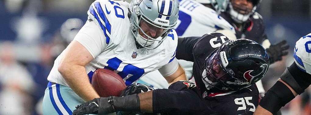 Cowboys-Quarterback Cooper Rush erlebte mit fünf Sacks einen schmerzhaften Abend. - © Tony Gutierrez/AP/dpa