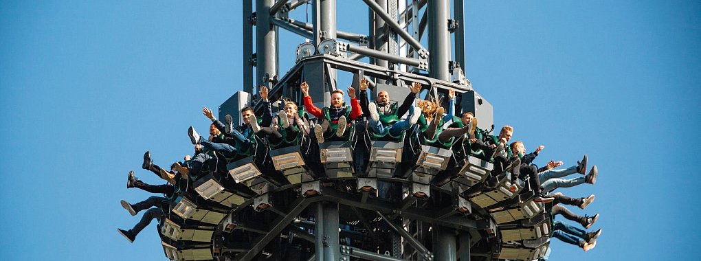 Ostsee im Blick, dann geht\\\'s abwärts: Der Freifall-Turm «Highlander» ist eine der Attraktionen im Hansa-Park. - © Hansa-Park/dpa-tmn