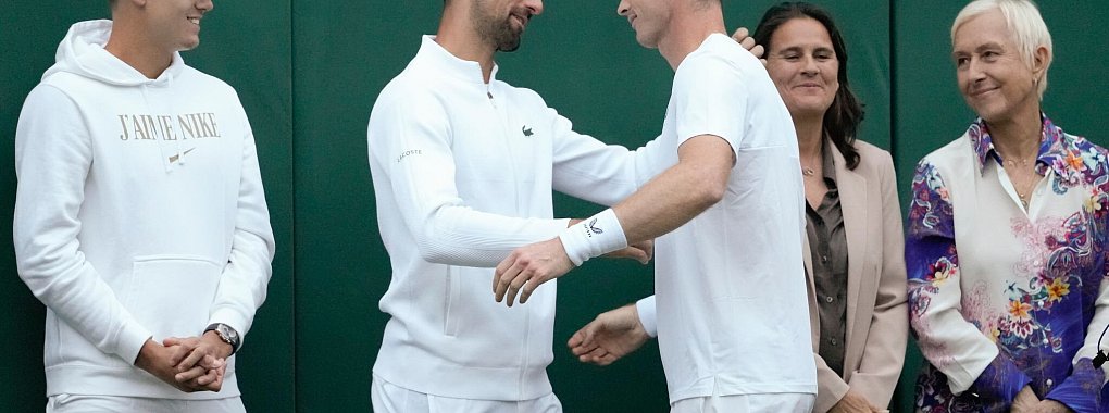 Einst Rivalen, jetzt Spieler und Trainer: Novak Djokovic (links) und Andy Murray - © Kirsty Wigglesworth/AP/dpa