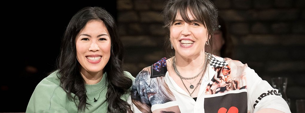 Mai Thi Nguyen-Kim (l) und Marie Meimberg bringen die Kinderbuchreihe «BiBiBiber hat da mal 'ne Frage» heraus. - © Sina Schuldt/dpa