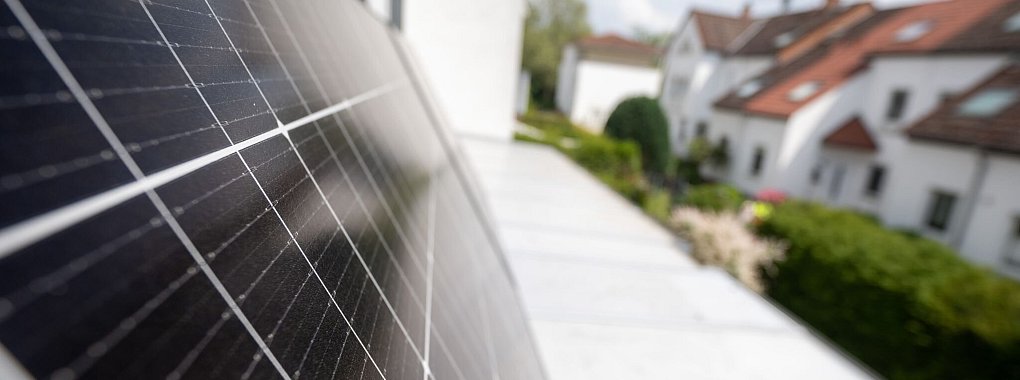 Wiederholung vom 05. Juli 2024 - Durch das Solarpaket vereinfacht die Bundesregierung zukünftig die Installation von Steckersolargeräten für Verbraucherinnen und Verbraucher. (zu dpa: «So kommen Mieter und Eigentümer zu einem Balkonkraftwerk») - © Sebastian Gollnow/dpa