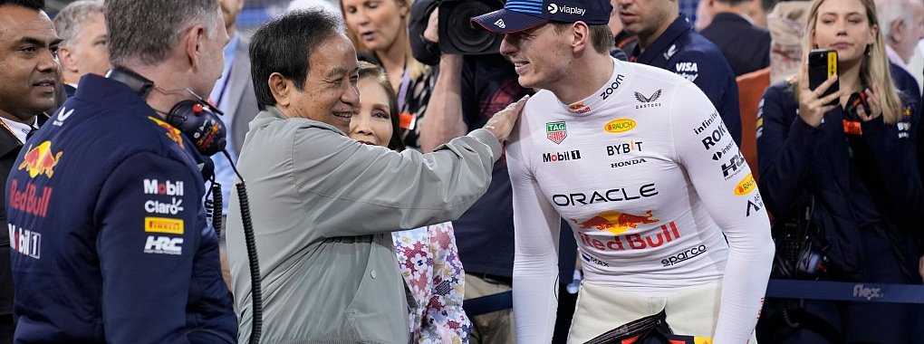 Red-Bull-Teamchef Christian Horner (l) und Red-Bull-Miteigentümer Chalerm Yoovidhya sprechen mit Max Verstappen. - © Darko Bandic/AP/dpa