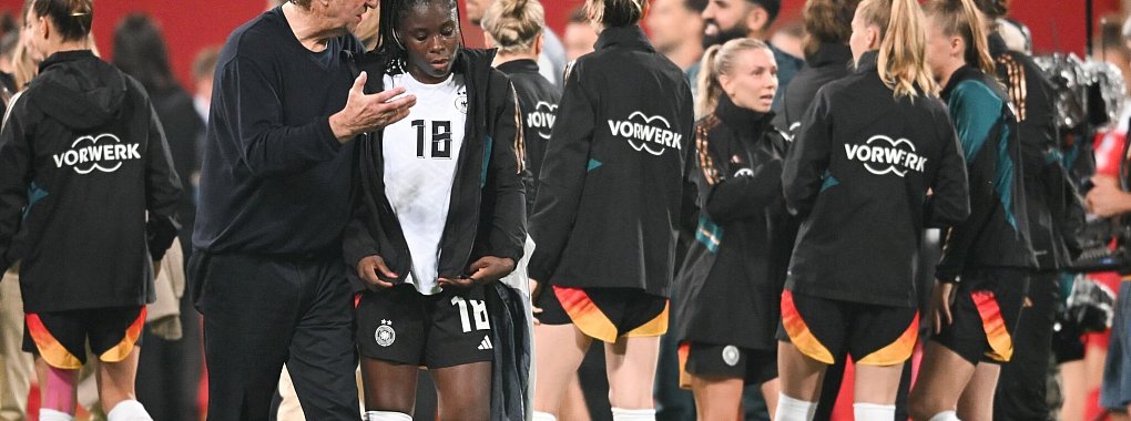 Bundestrainer Horst Hrubesch (l.) ist auch nach dem 4:1-Sieg mit coachen besch&auml;ftigt. - &copy; Sebastian Christoph Gollnow/dpa