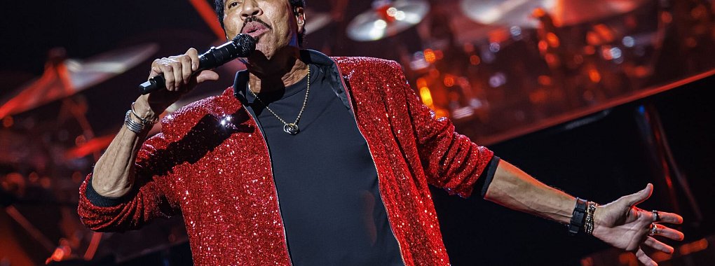 In den letzten Jahren trat Lionel Richie auf vielen Festivals auf. 2025 gibt er auf seiner Europa-Tournee fünf Konzerte in Deutschland. (Archivfoto) - © Valentin Flauraud/KEYSTONE/dpa