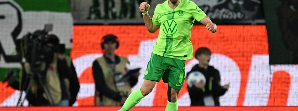 Wolfsburgs Mohamed Amoura jubelt nach seinem Tor zum 1:1. - © Swen Pförtner/dpa