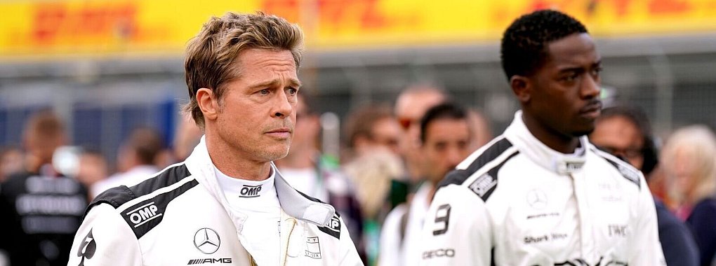 Brad Pitt (l) und Damson Idris gehen bei den Dreharbeiten f&uuml;r einen neuen Formel-1-Film durchs Fahrerlager. - &copy; Tim Goode/Press Association/dpa