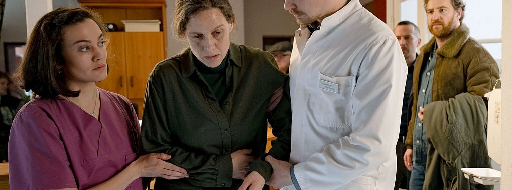 Ann Kathrin Klaasen (Picco von Groote) lässt sich ausgerechnet von Dr. Sommerfeldt (Sven Schelker) untersuchen. - © Michael Ihle/ZDF/ARTE/dpa