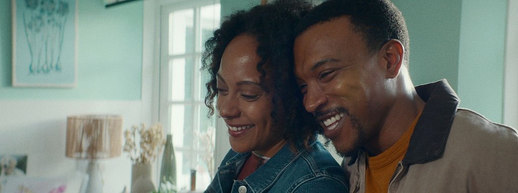 Kat (Rosalind Eleazar) sucht nach ihrem verschwundenen Verlobten Josh (Ashley Walters) - © -/Netflix/dpa