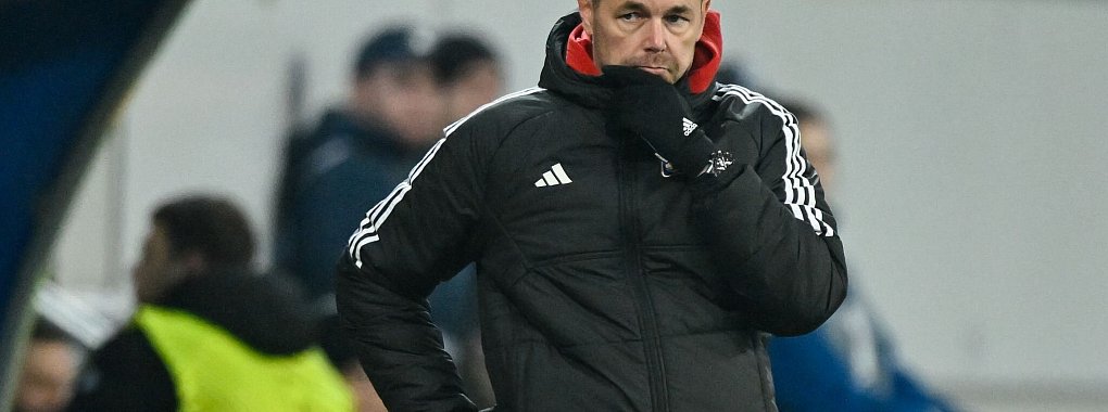 OIympique Lyon und Coach Pierre Sage stehen wegen Finanzvergehen vor einer heftigen Strafe. - © Uwe Anspach/dpa
