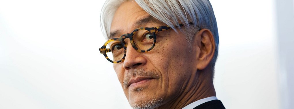Kurz vor seinem Tod setzte sich Ryuichi Sakamoto ein letztes Mal für einen Auftritt ans Klavier. (Archivbild) - © Domenico Stinellis/AP/dpa