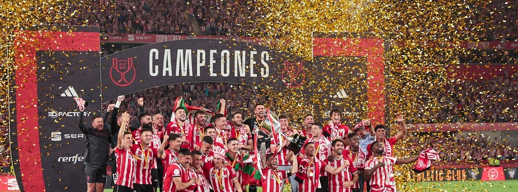 Das Team von Athletic Bilbao feiert den Sieg in spanischen Pokalfinale. - &copy; Jose Luis Contreras/DAX via ZUMA Press Wire/dpa