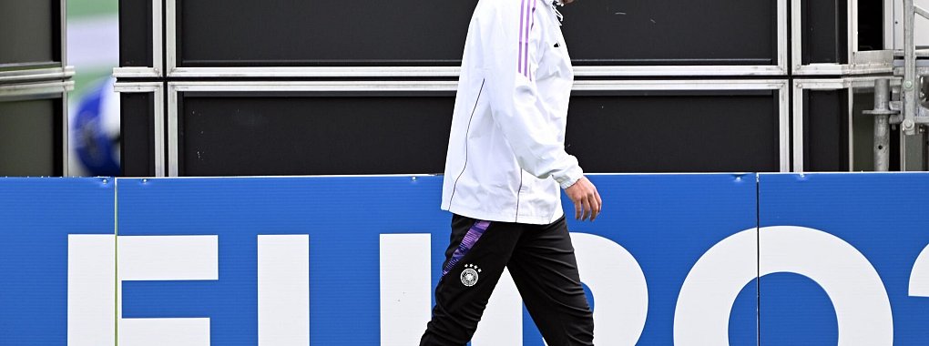 Deutschlands Bundestrainer Julian Nagelsmann w&auml;hrend des Trainings. - &copy; Federico Gambarini/dpa