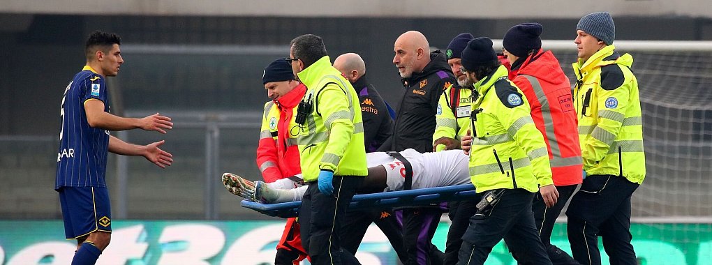 Stürmer Moise Kean von der AC Florenz wird nach einem Zusammenbruch auf dem Platz in ein Krankenhaus gebracht. - © Paola Garbuio/LaPresse/AP/dpa