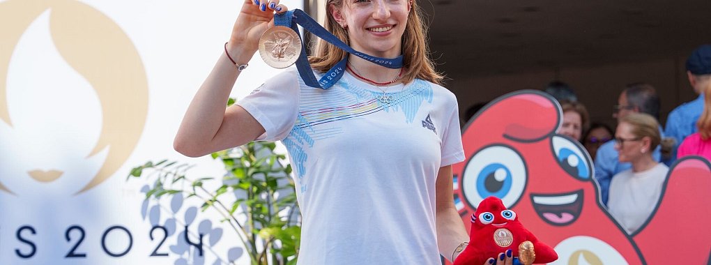Ana Barbosu freut sich &uuml;ber ihre olympische Bronzemedaille. - &copy; Vadim Ghirda/AP/dpa