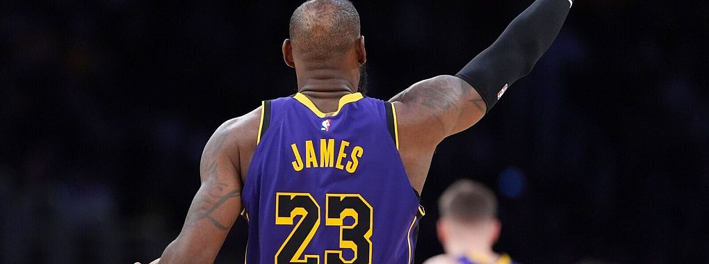 LeBron James und die Los Angeles Lakers haben wegen der Brände einen neuen Spielplan in der NBA. - © Mark J. Terrill/AP/dpa