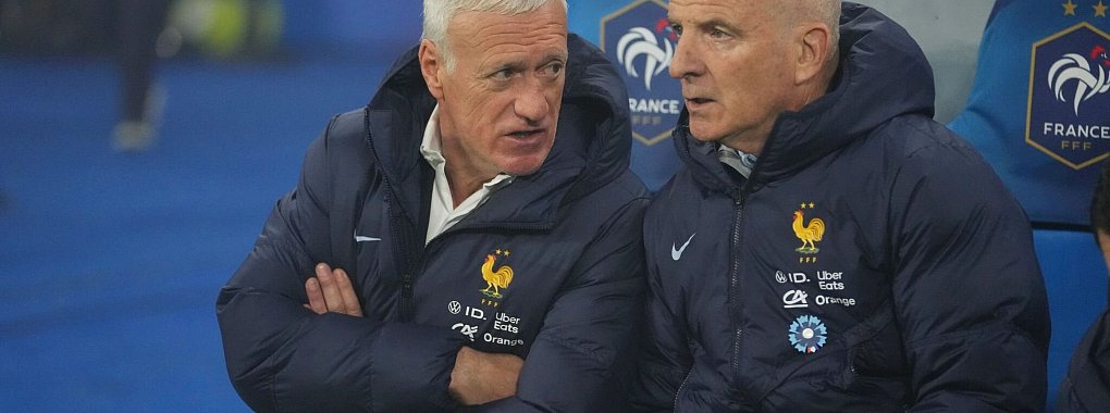 Didier Deschamps (l) erklärt den erneuten Verzicht auf Kapitän Kylian Mbappé. - © Thibault Camus/AP