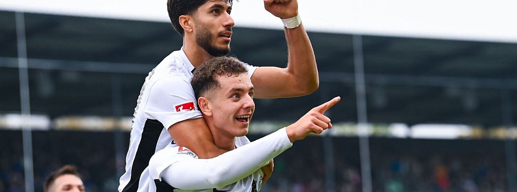 Torschütze Fisnik Asllani (unten) vom SV Elversberg jubelt mit Muhammed Damar vom SV Elversberg über sein Tor zum 1:1. - © Silas Schueller/Defodi Images/dpa