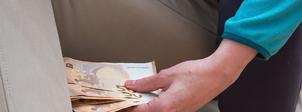 Wohin nur mit der eisernen Reserve, die man gerne zu Hause aufbewahren m&ouml;chte? Bei aller Kreativit&auml;t f&uuml;r Verstecke gilt: Auch Einbrecherinnen und Einbrecher sind bei der Suche kreativ. - &copy; Christin Klose/dpa-tmn