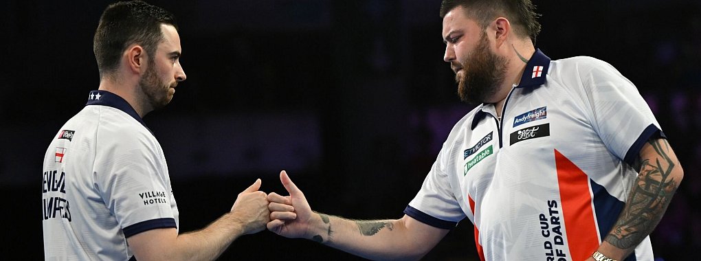 Michael Smith (r) und Luke Humphries gewannen die Darts-Team-WM. - &copy; Arne Dedert/dpa